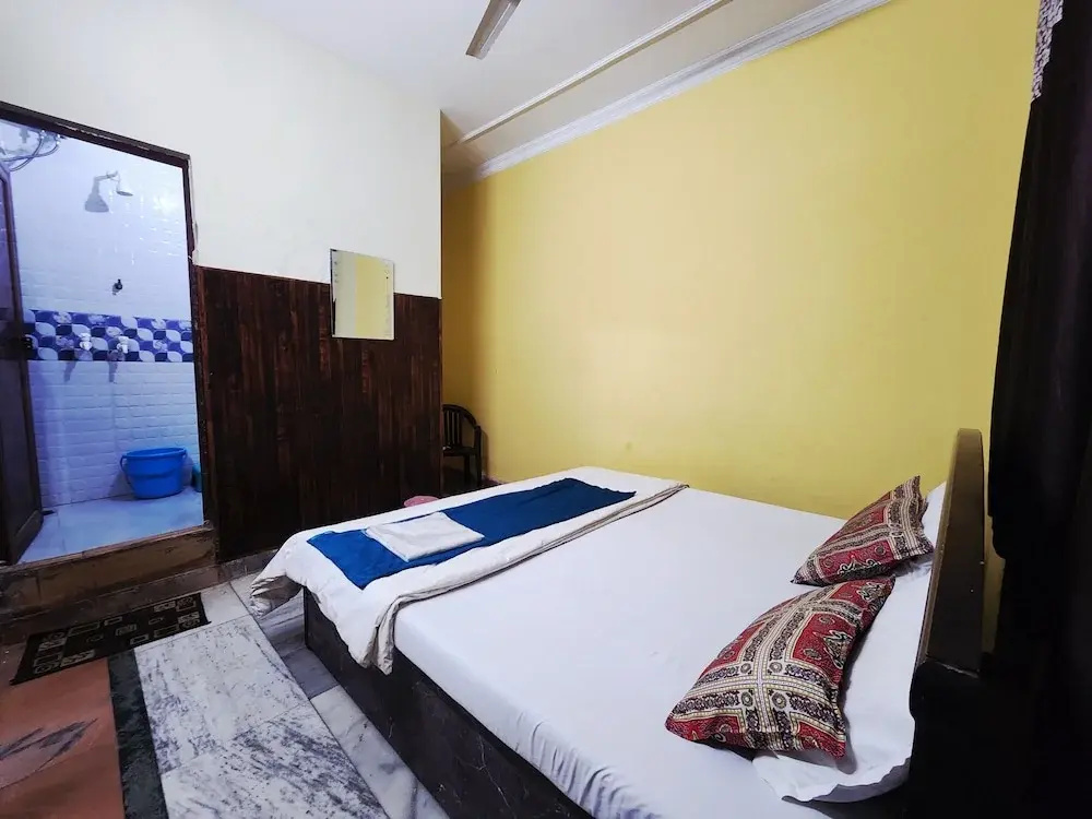 Deluxe Double room with city view (full double bed)
