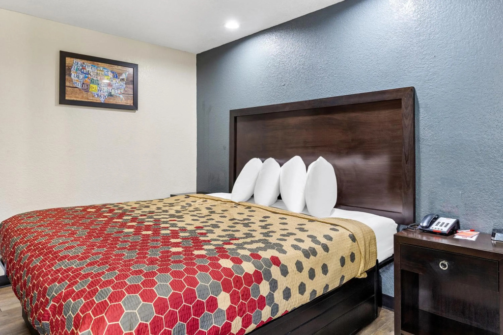 Econo Lodge Akron Copley Northwest — 5