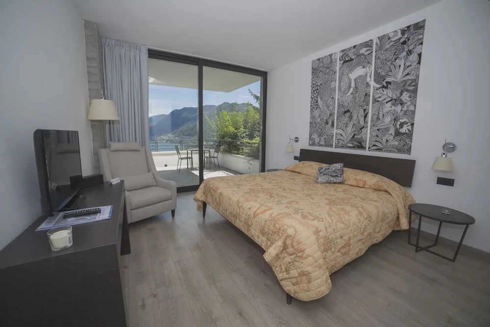 Suite with balcony and with lake view
