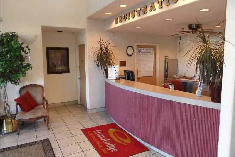 Econo Lodge West - Coors Blvd