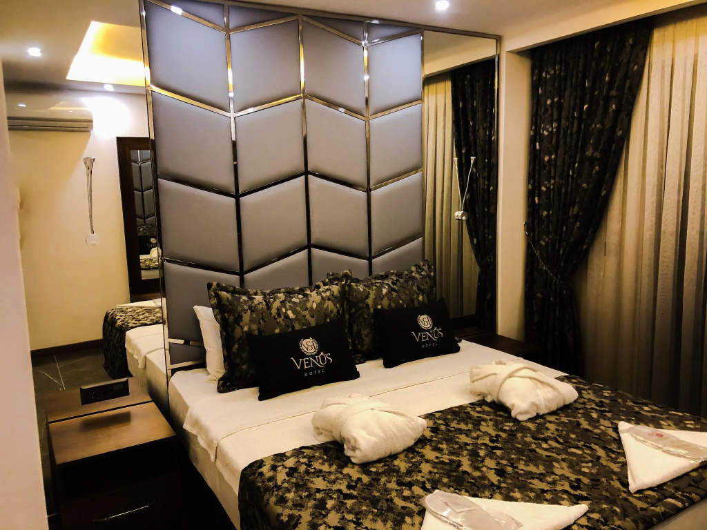 Deluxe Double room (full double bed)