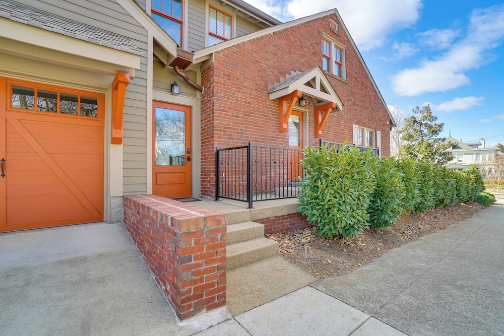 1 Mi to Centennial Park, Couple's West End Retreat