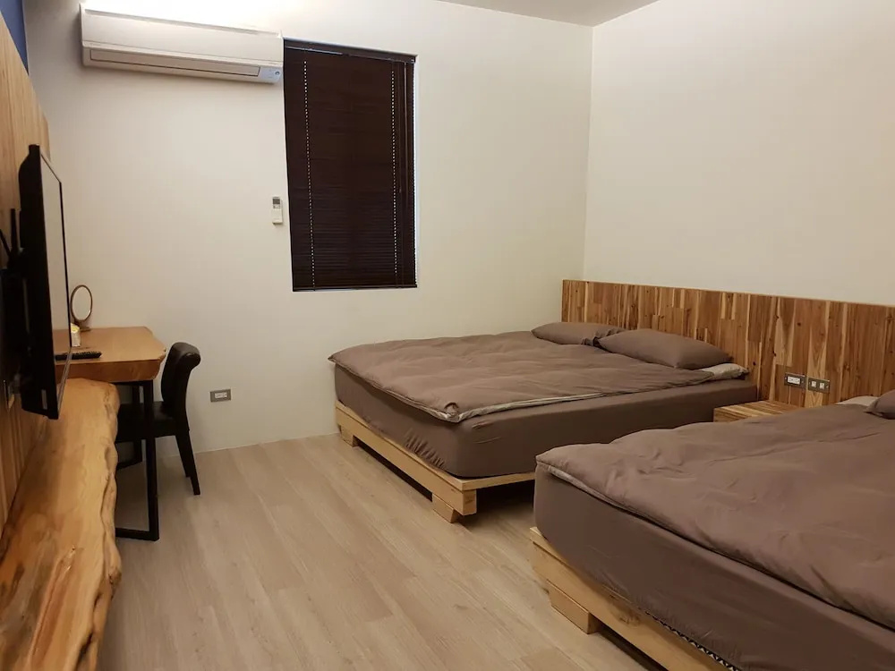 Economy Quadruple room with city view