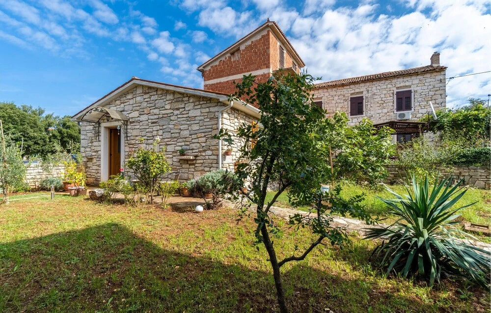 Nice Apartment in Umag With 2 Bedrooms and Wifi