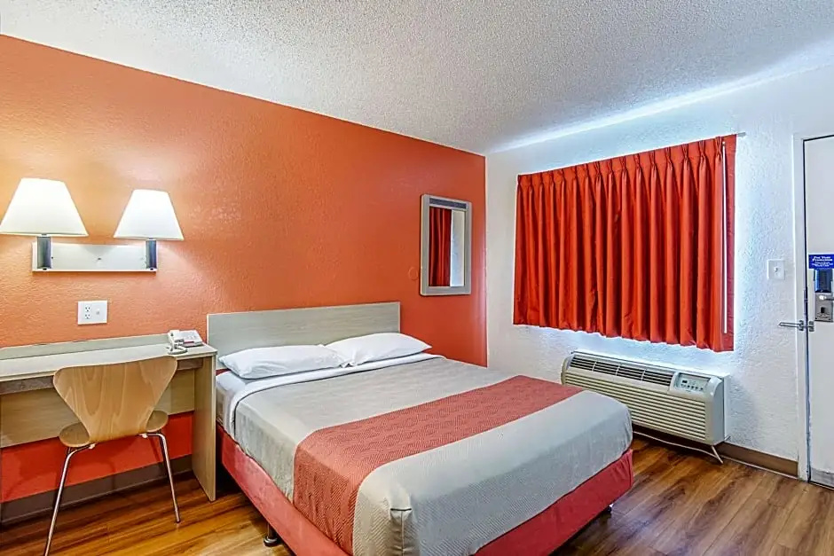 Deluxe Double room (full double bed)