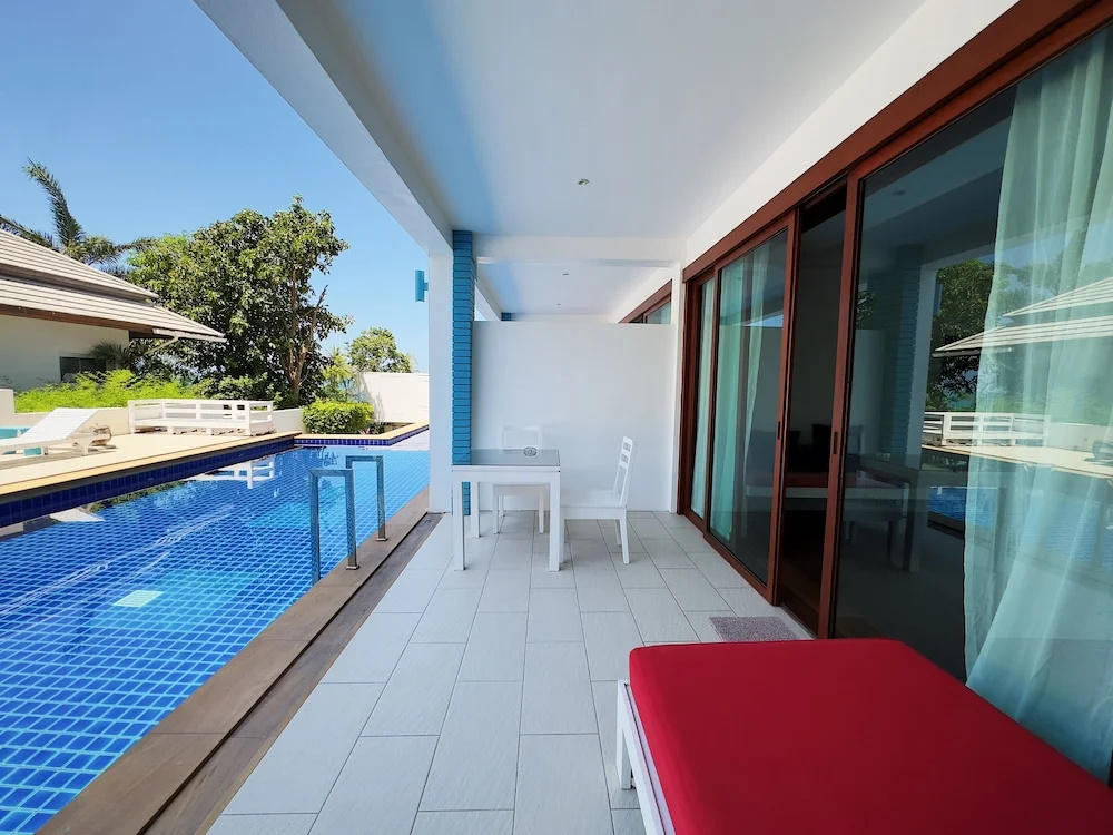 Deluxe Double room with pool view (full double bed)