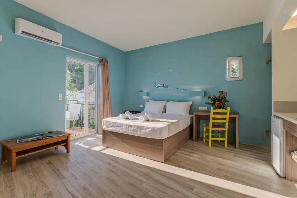 Standard Quadruple room with garden view