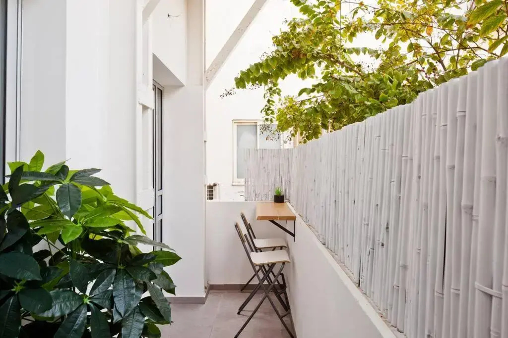 Beautifully Renovated 2BR with Balcony Beachfront*