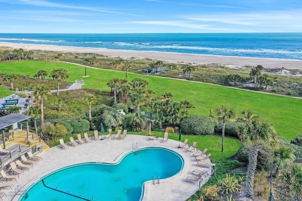 Oceanfront Condo With Balcony, AC, Views & Outdoor Pool - Dog-friendly