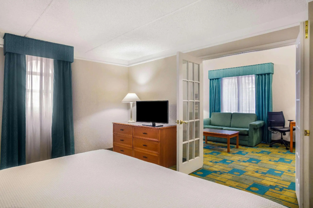 Deluxe Double Suite (full double bed)