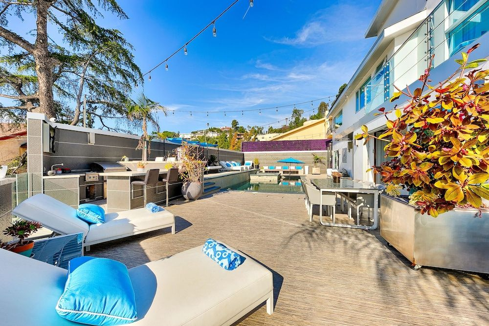 Hollywood Estate With Stunning Views