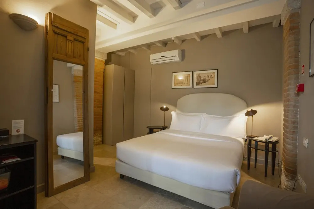 Deluxe Double room (full double bed)