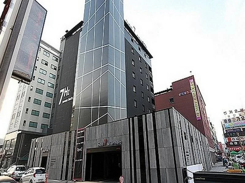 Hotel 7 seven Hertz
