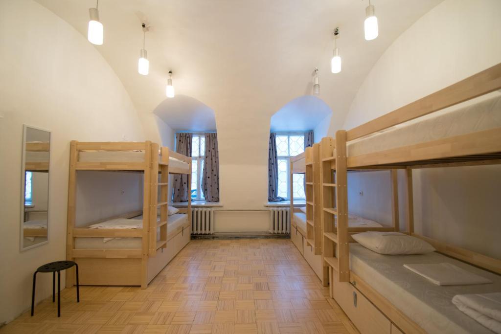 Кровать в общем номере в The Monks Bunk Hostel & Bar