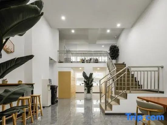 LLYouth Hostel (Chenghua East Railway Station Yinghui Road Metro Station Branch)