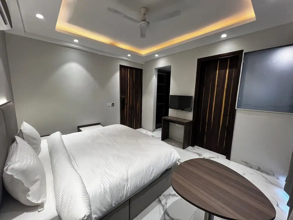 Deluxe Double room with balcony and with city view (full double bed)