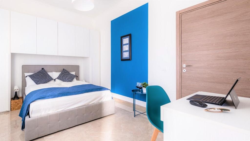 Hostly - ColorHome Pisa Midtown - Unique 3 Rooms with 3 Private Bathrooms