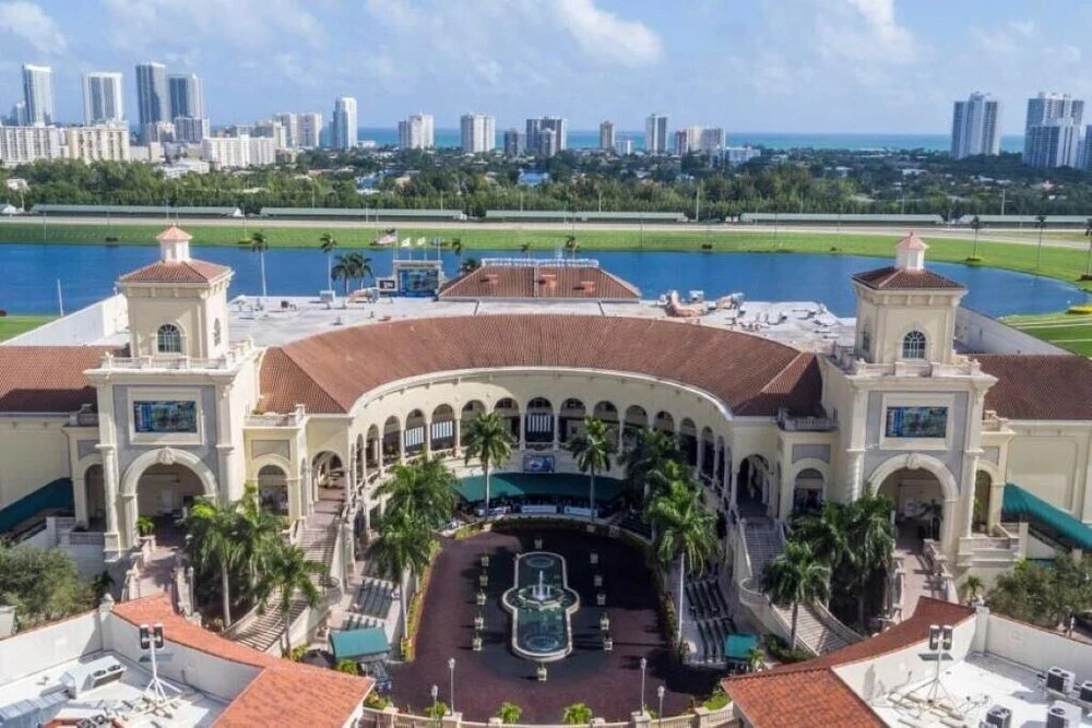Walk to the beach Private Hallandale Beach studio wbath outdoor pool free parking