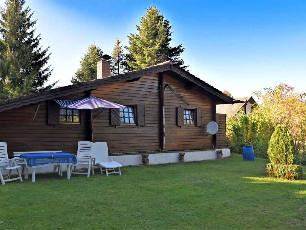 Detached wooden house with fireplace and large garden near Bad Wildungen