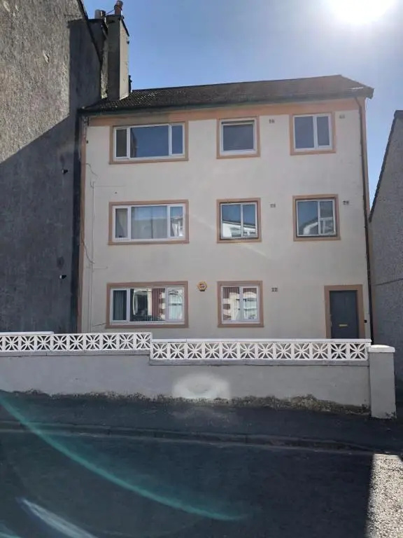 ACE Largs Ground Floor Apartment with Garden