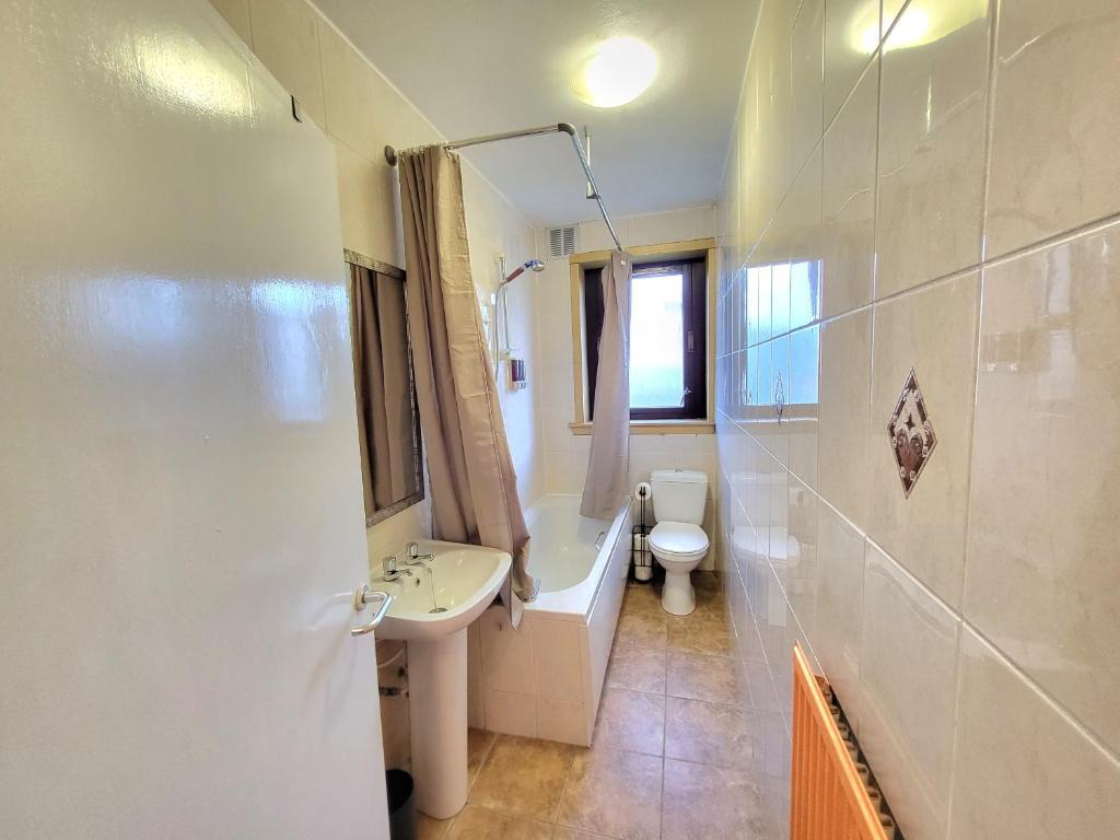 Апартаменты с 3 комнатами в 3 Bedroom Aprtmt at Sensational Stay Serviced Accommodation Aberdeen- Froghall Avenue