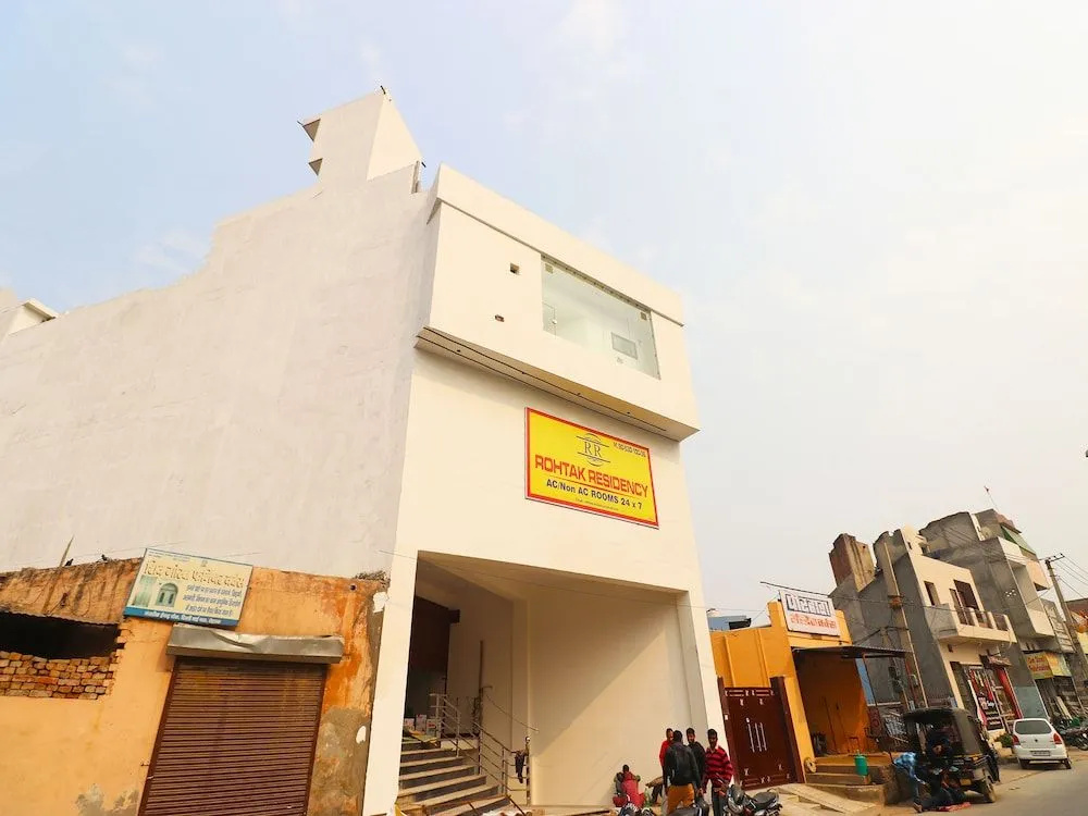 Oyo 28246 Rohtak Residency