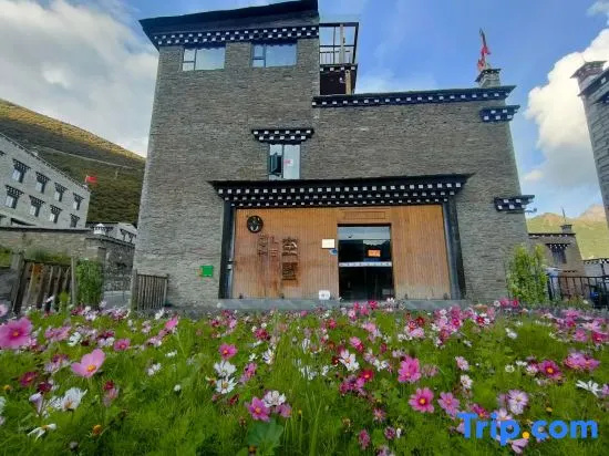 Yading Zhaxi Kongshu Tibetan Culture Theme Hotel
