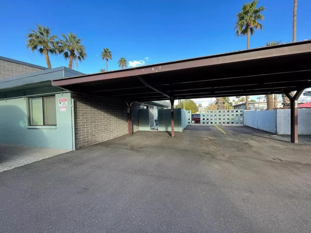 Walkable OTS Mid Century Condo-Pool