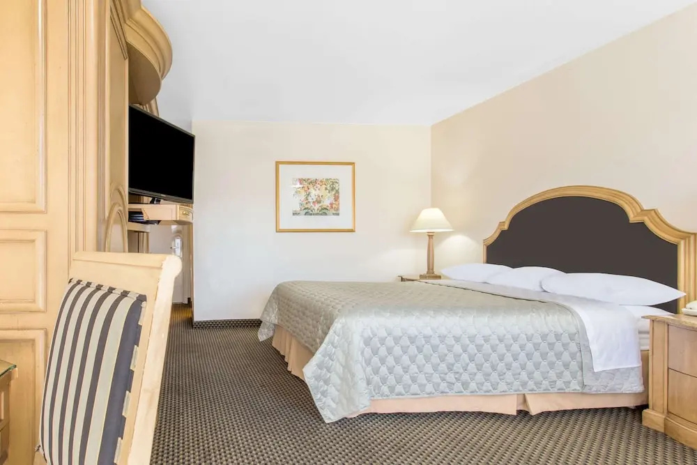 Accessible Double room with courtyard view (full double bed)