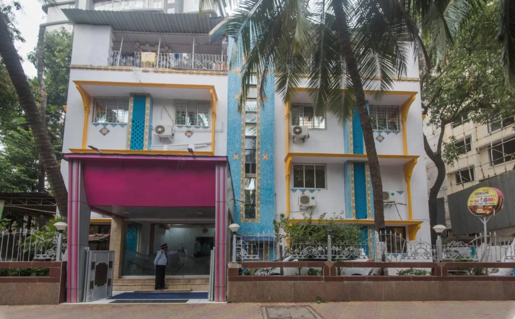 Hotel Satellite
