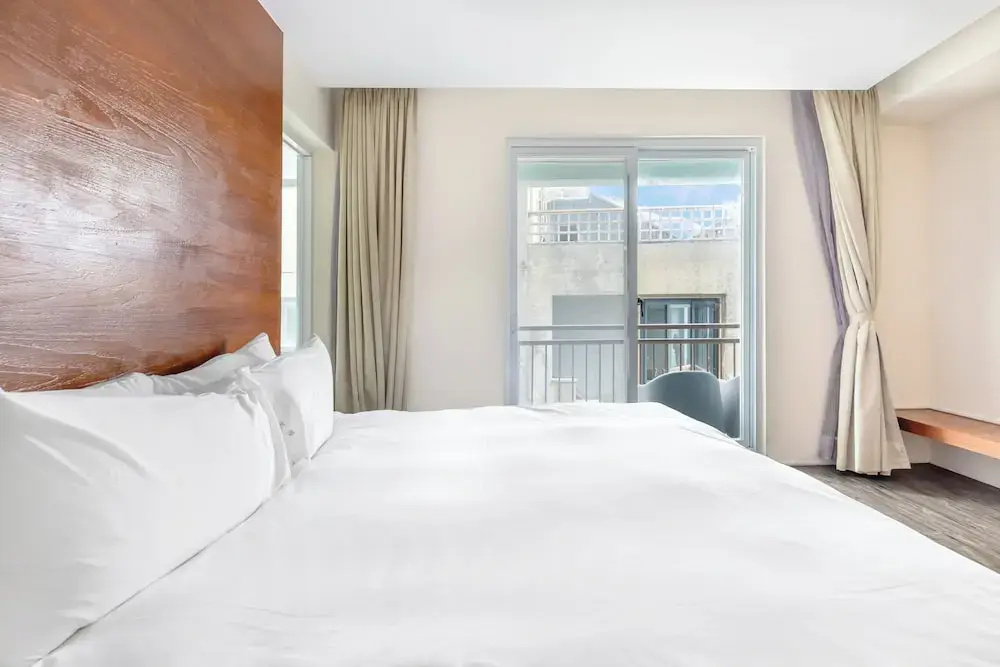 Standard Double room with balcony and with partial ocean view (full double bed)