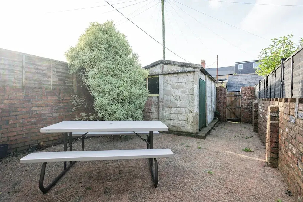 Spacious 4-Bedroom House with Garden
