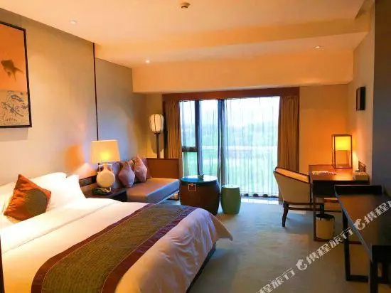 Standard Double room with lake view (full double bed)