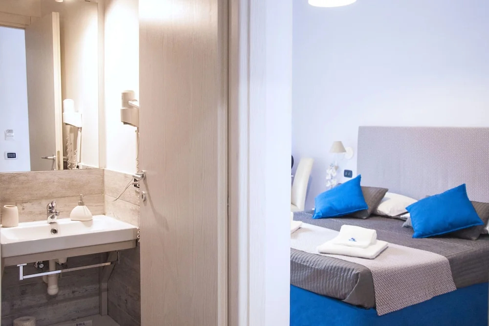 Deluxe Double room with balcony (full double bed)
