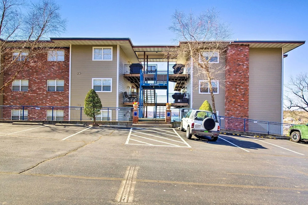 Family Condo w/ Views & Pool Access in Lake Ozark!