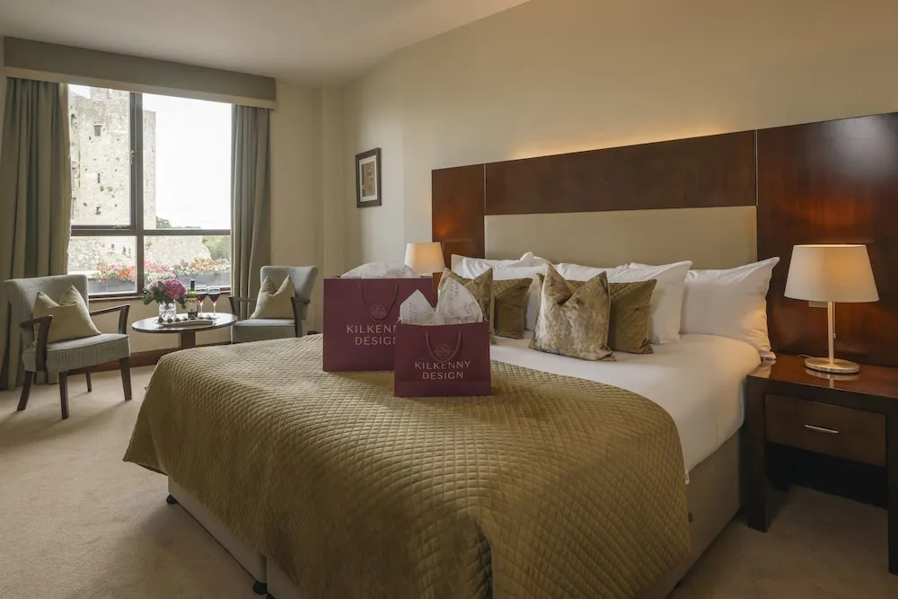 Deluxe Double room (full double bed)