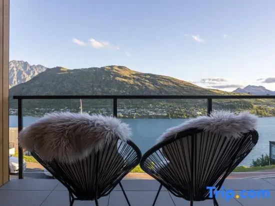 Fantastic 4BDR Home | Lake Views | AC | WiFi | Coffee Machine | Garage