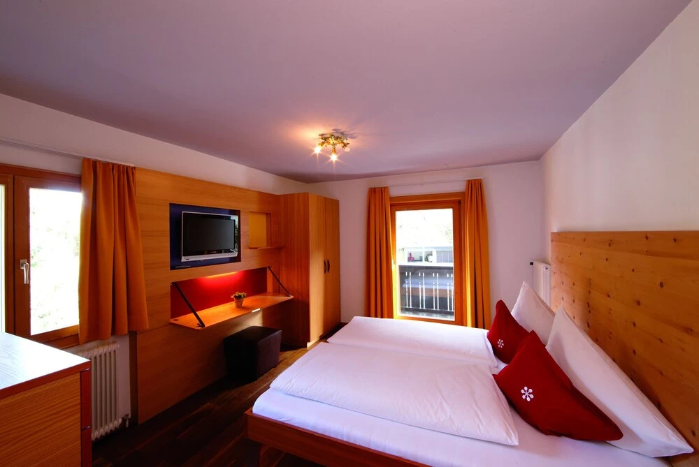 舒適雙人房，設有陽台及山景，配備雙人床。