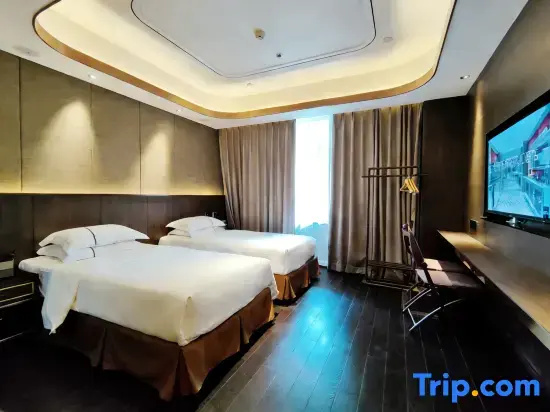 Standard Quadruple room with street view