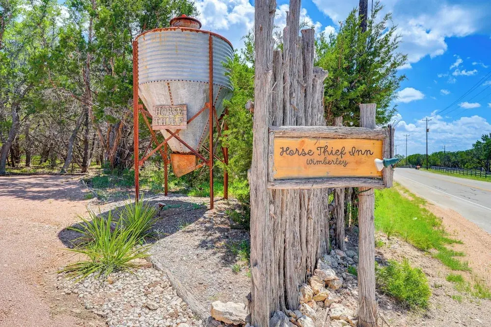 'horse Thief Inn' Cabin Retreat w/ Deck & Hot Tub!