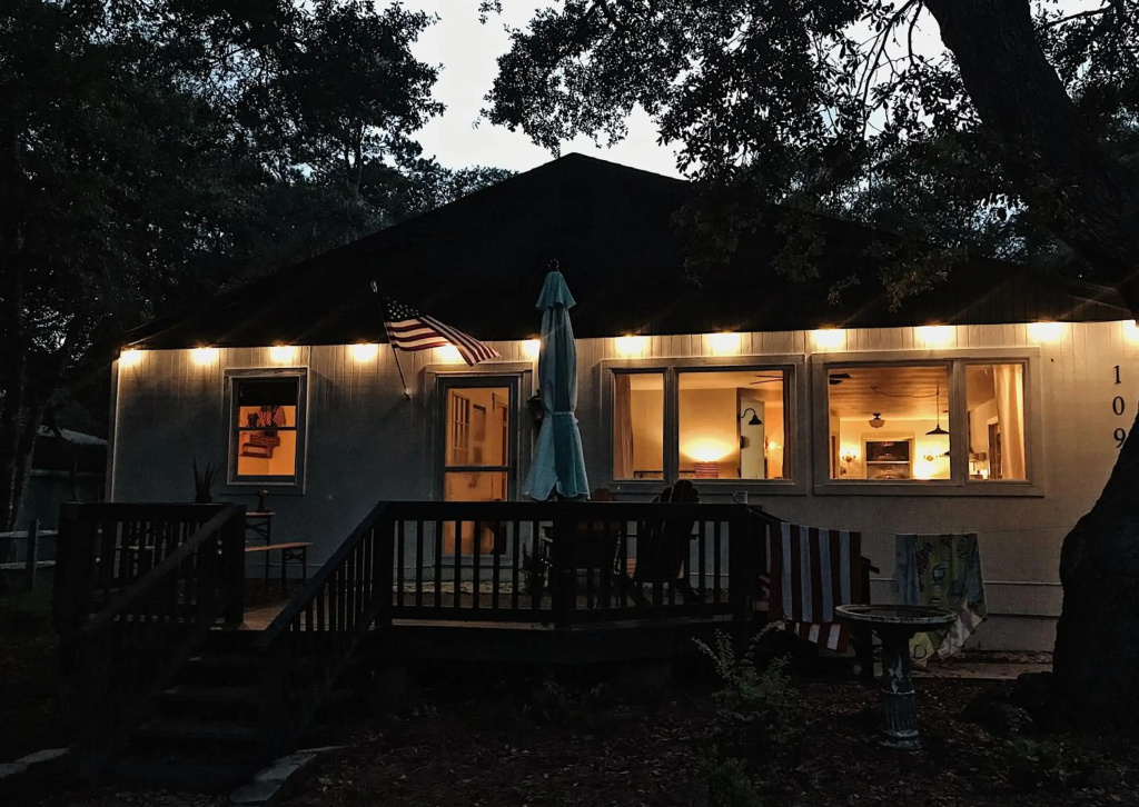 Cottage by the Sea: Pagnotto Shellback House