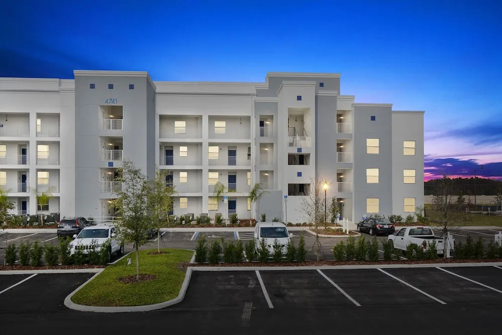 106 Apartment Storey Lake 44309 / 46929