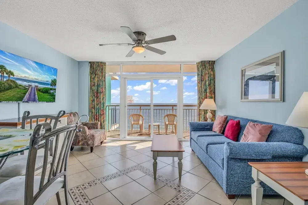 2 Bedrooms Standard Family room with balcony and beachfront