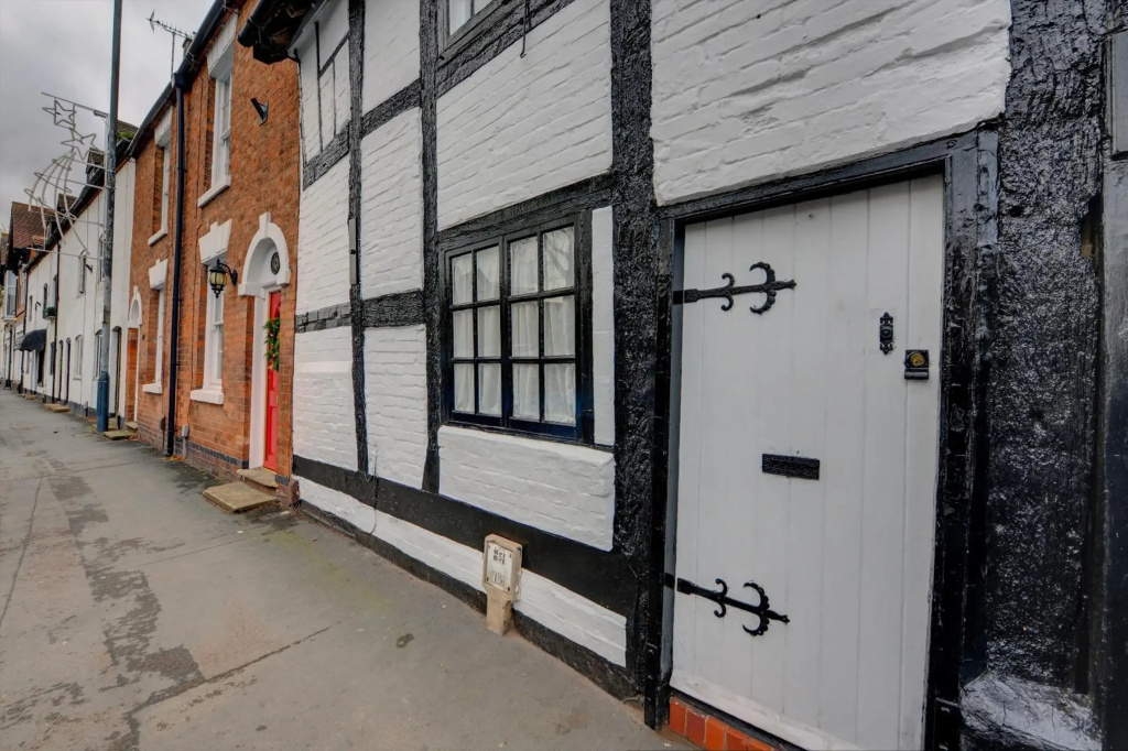 Tudor Cottage by Spa Town Property - Historic Charm in Warwick Town Centre