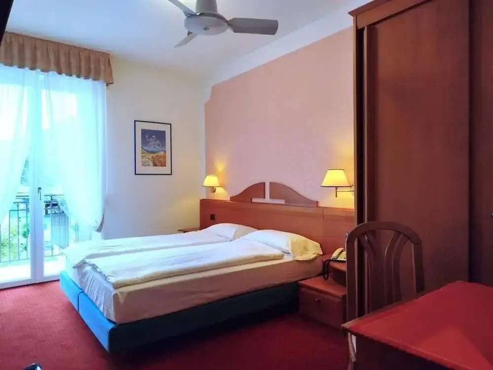 Classic Double room with balcony (full double bed)