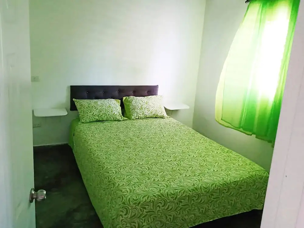 四人小屋,配有雙人床