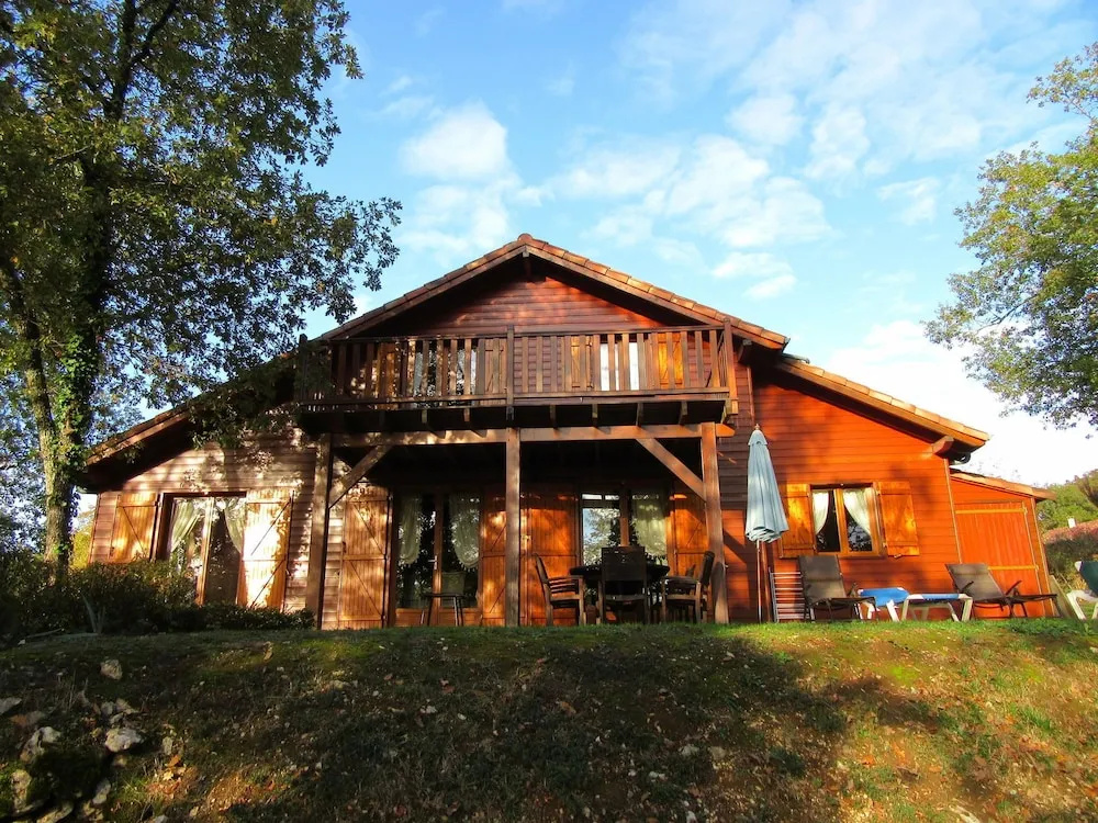 Tidy Chalet in the Woods of the Beautiful Dordogne