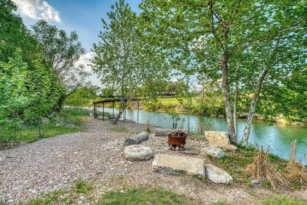 Ultimate Riverfront Retreat! Blanco Family Cabin