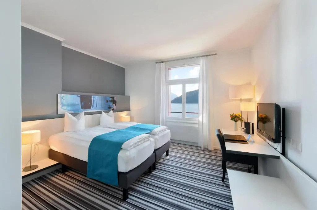 Standard Double room with lake view (full double bed)