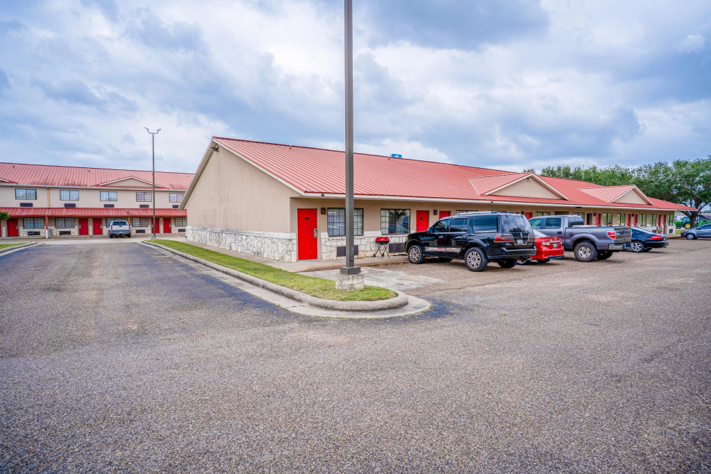 Days Inn & Suites by Wyndham Beeville